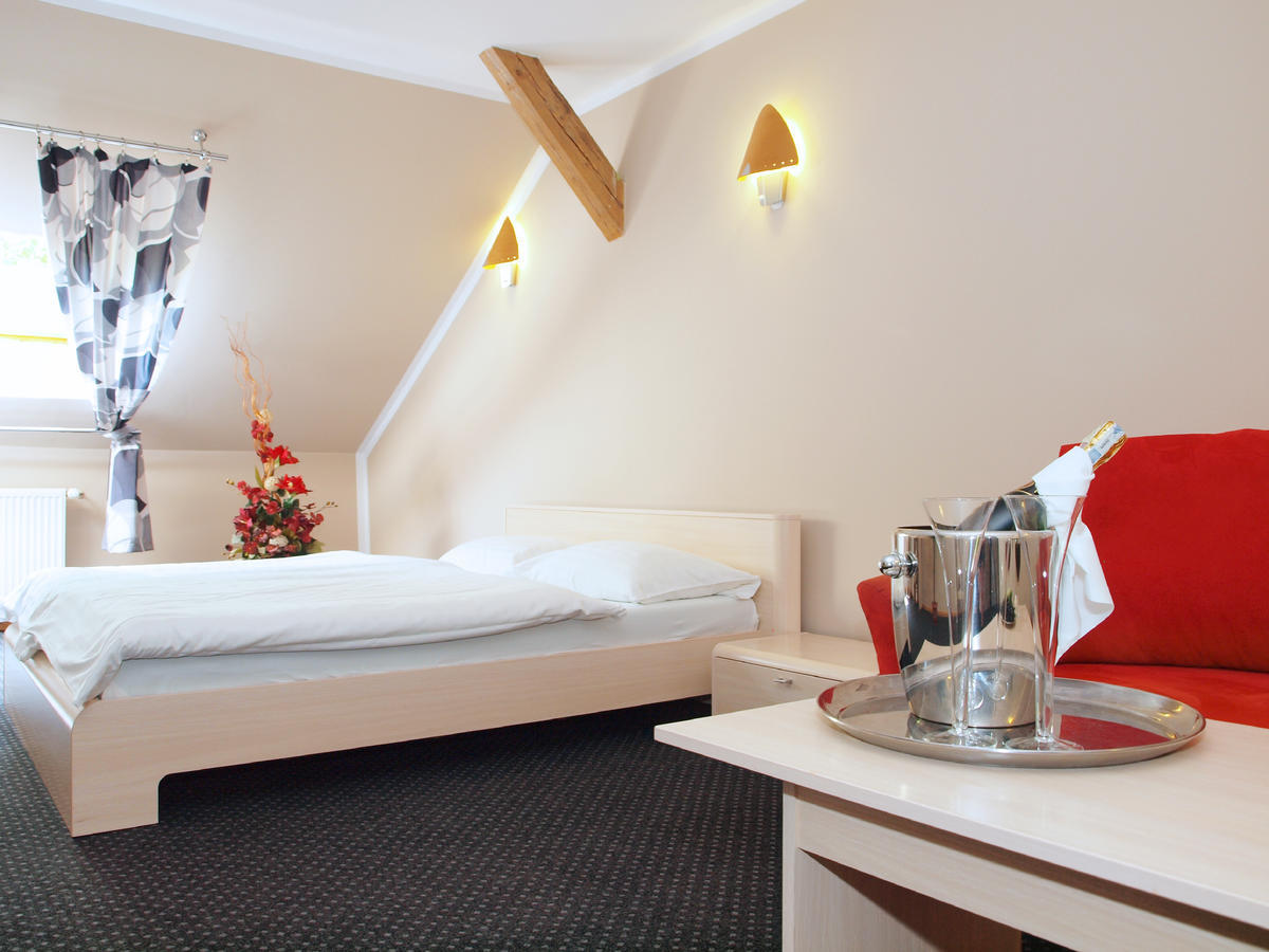 Hotel Keszyca Lesna Bagian luar foto